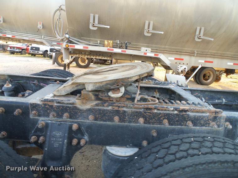 image for item DD8397 1999 Peterbilt 385 semi truck