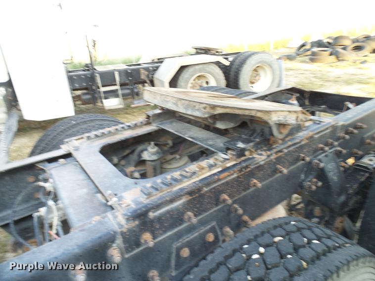 image for item DD8397 1999 Peterbilt 385 semi truck