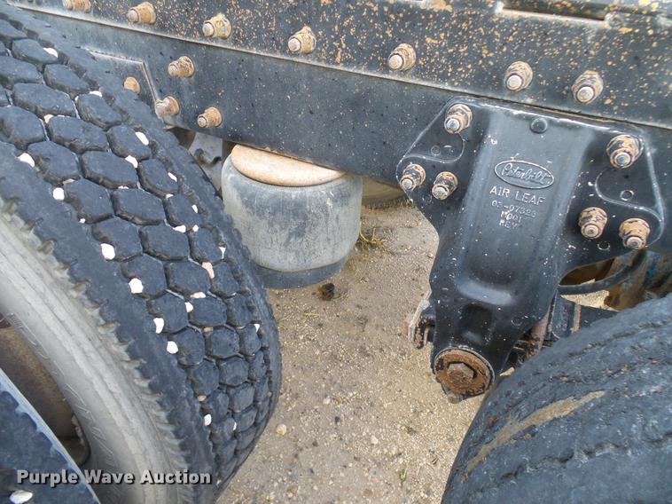 image for item DD8397 1999 Peterbilt 385 semi truck
