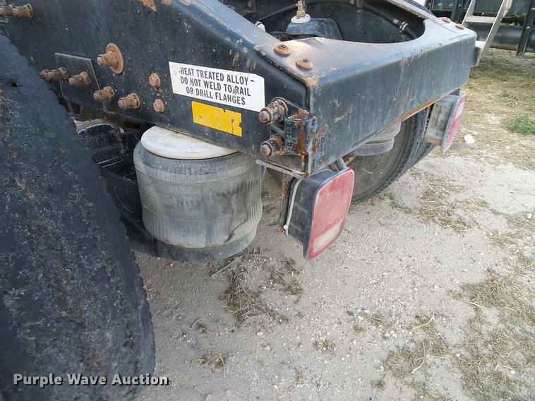 image for item DD8397 1999 Peterbilt 385 semi truck