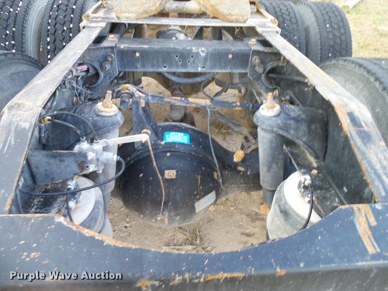 image for item DD8397 1999 Peterbilt 385 semi truck