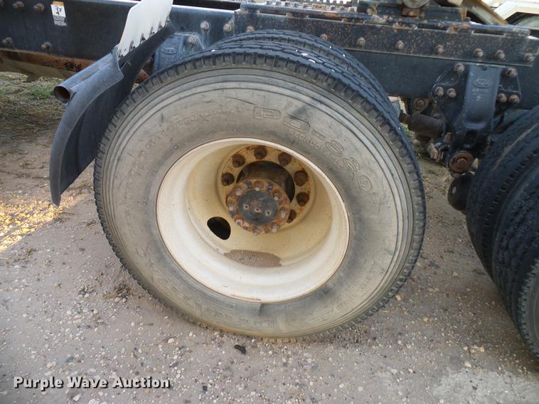 image for item DD8397 1999 Peterbilt 385 semi truck