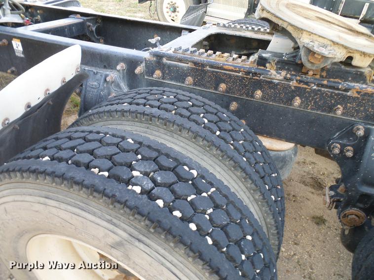 image for item DD8397 1999 Peterbilt 385 semi truck