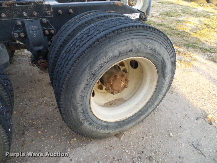 image for item DD8397 1999 Peterbilt 385 semi truck