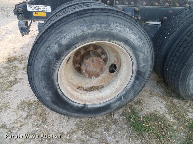 image for item DD8397 1999 Peterbilt 385 semi truck