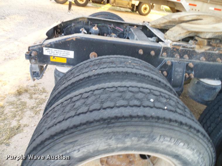 image for item DD8397 1999 Peterbilt 385 semi truck