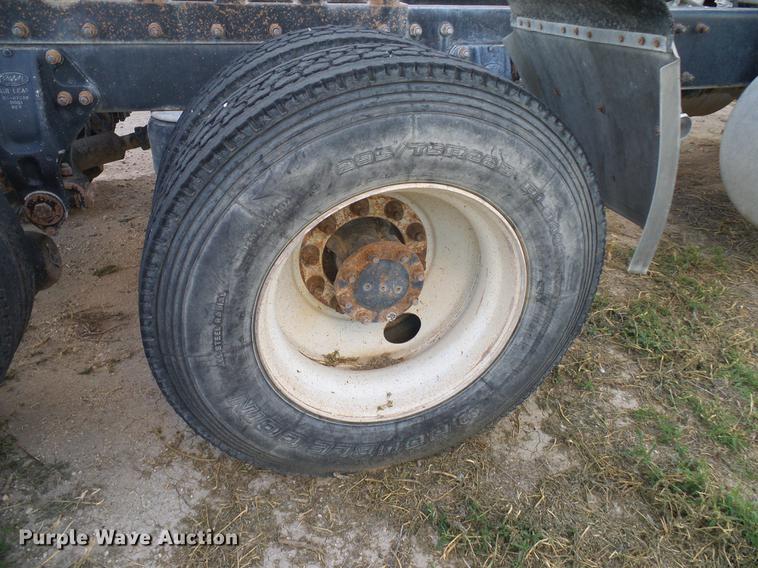 image for item DD8397 1999 Peterbilt 385 semi truck