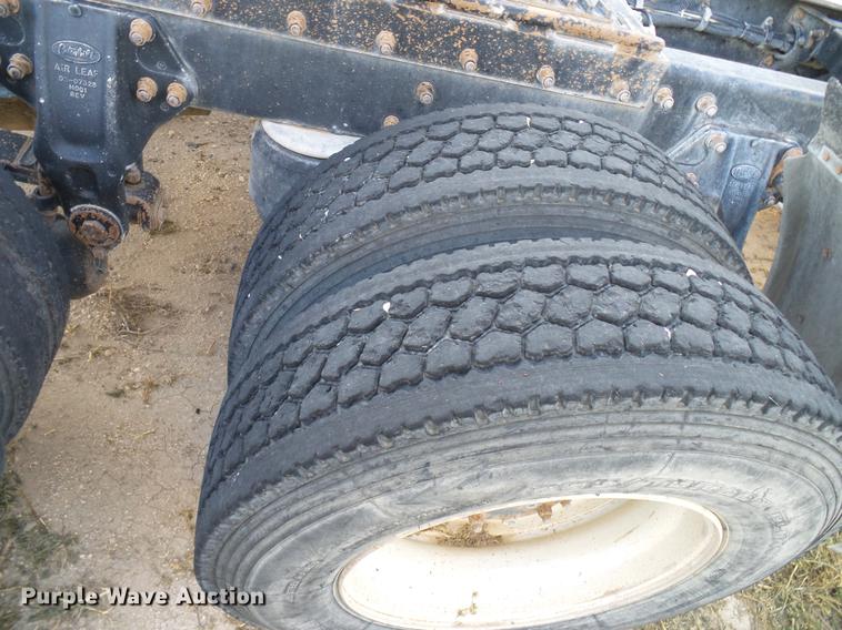 image for item DD8397 1999 Peterbilt 385 semi truck