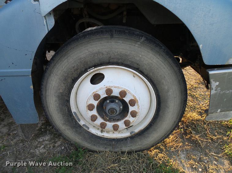 image for item DD8397 1999 Peterbilt 385 semi truck