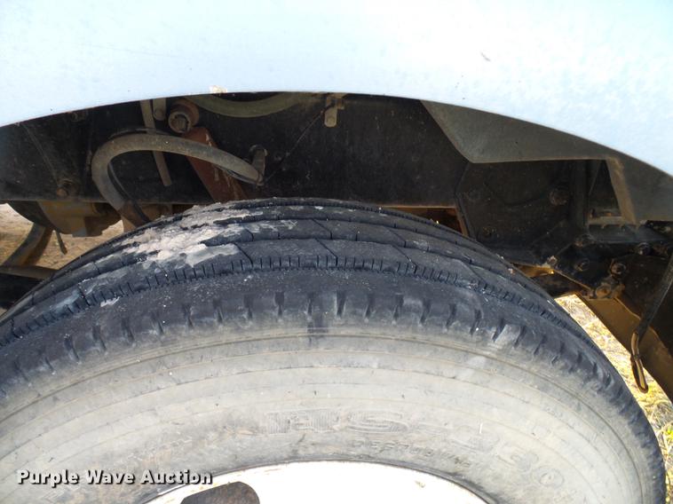 image for item DD8397 1999 Peterbilt 385 semi truck