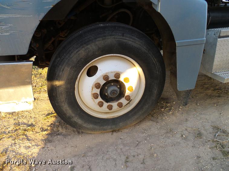 image for item DD8397 1999 Peterbilt 385 semi truck