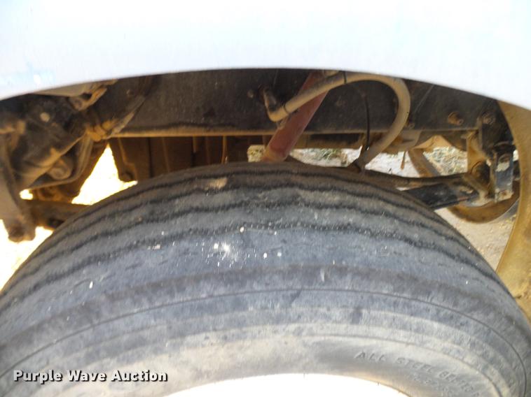 image for item DD8397 1999 Peterbilt 385 semi truck