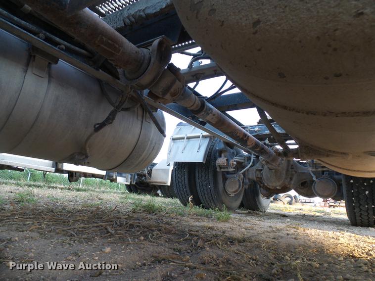 image for item DD8397 1999 Peterbilt 385 semi truck