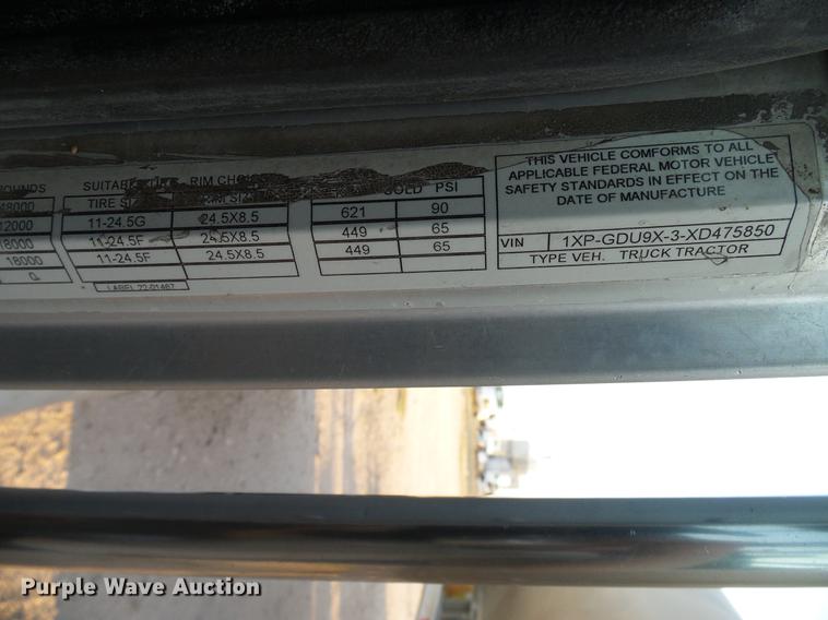 image for item DD8397 1999 Peterbilt 385 semi truck