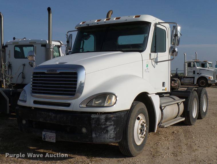 image for item DD8412 2004 Freightliner Columbia semi truck