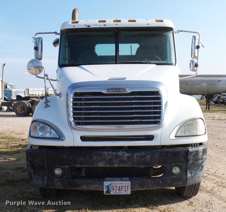 image for item DD8412 2004 Freightliner Columbia semi truck
