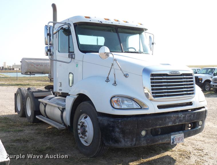image for item DD8412 2004 Freightliner Columbia semi truck