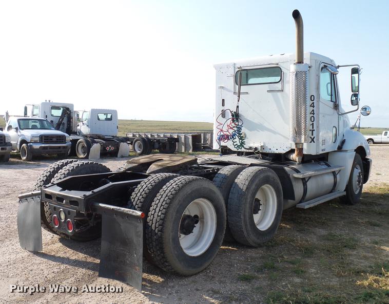 image for item DD8412 2004 Freightliner Columbia semi truck