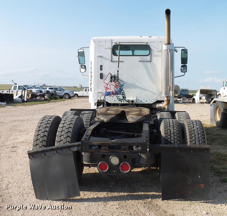 image for item DD8412 2004 Freightliner Columbia semi truck