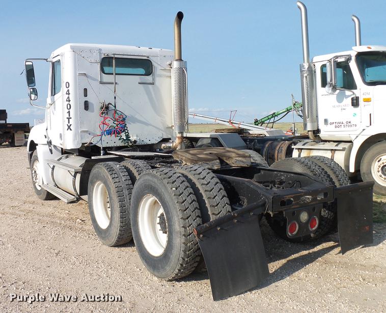 image for item DD8412 2004 Freightliner Columbia semi truck