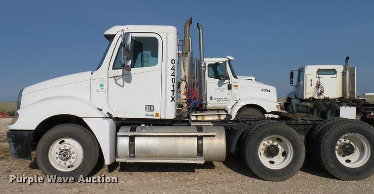 image for item DD8412 2004 Freightliner Columbia semi truck