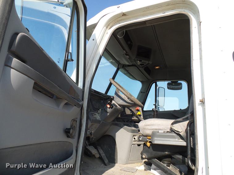 image for item DD8412 2004 Freightliner Columbia semi truck