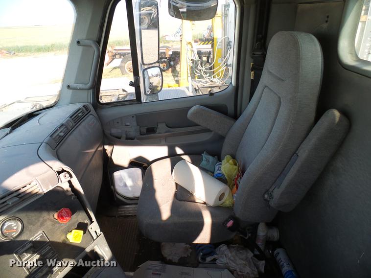 image for item DD8412 2004 Freightliner Columbia semi truck