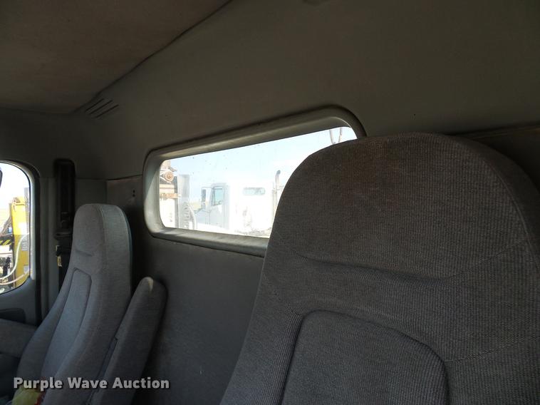 image for item DD8412 2004 Freightliner Columbia semi truck