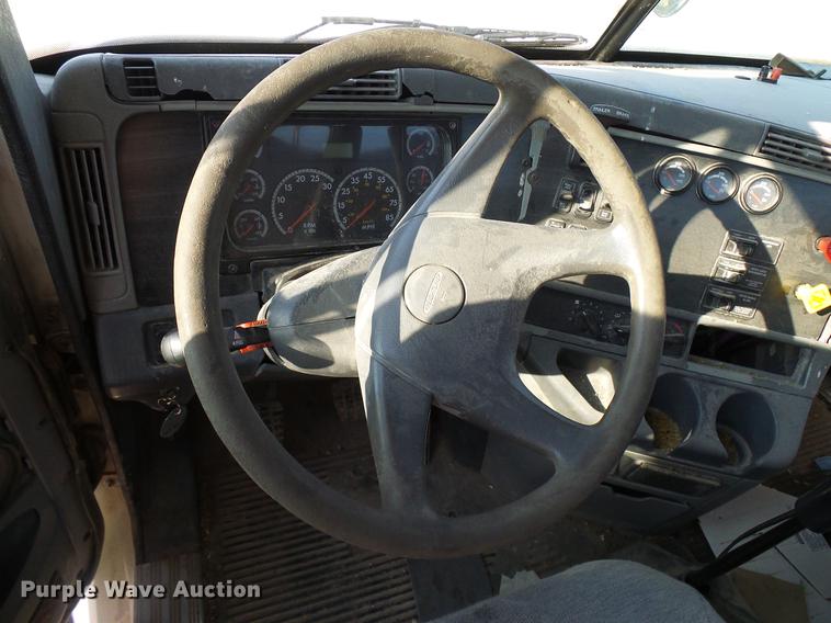 image for item DD8412 2004 Freightliner Columbia semi truck