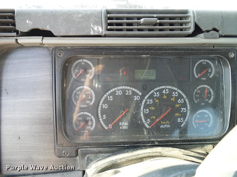 image for item DD8412 2004 Freightliner Columbia semi truck