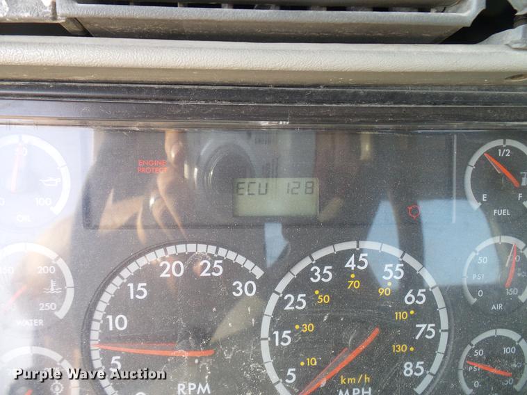 image for item DD8412 2004 Freightliner Columbia semi truck