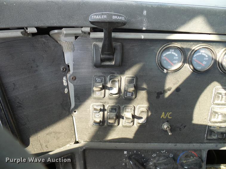 image for item DD8412 2004 Freightliner Columbia semi truck