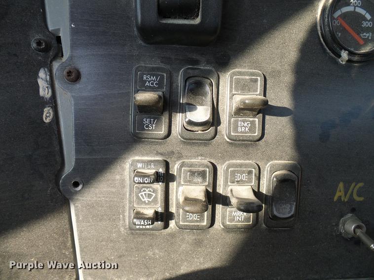 image for item DD8412 2004 Freightliner Columbia semi truck