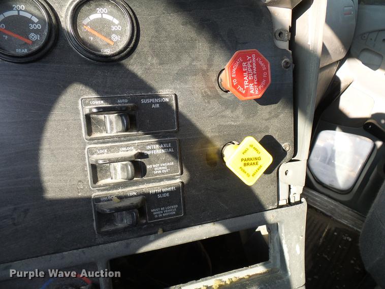 image for item DD8412 2004 Freightliner Columbia semi truck