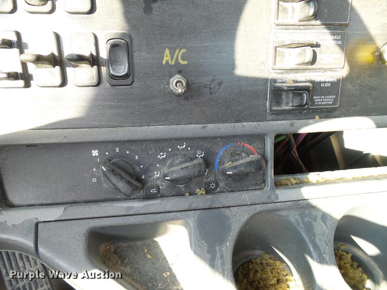 image for item DD8412 2004 Freightliner Columbia semi truck