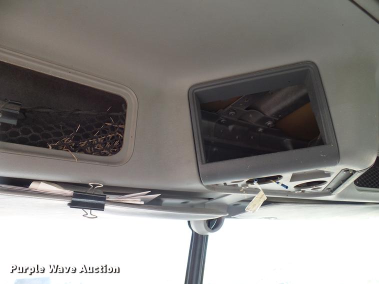 image for item DD8412 2004 Freightliner Columbia semi truck