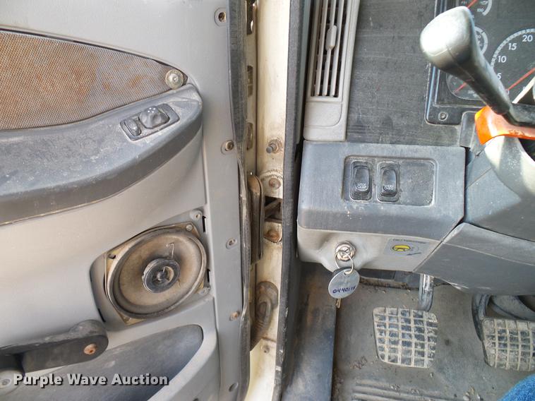 image for item DD8412 2004 Freightliner Columbia semi truck