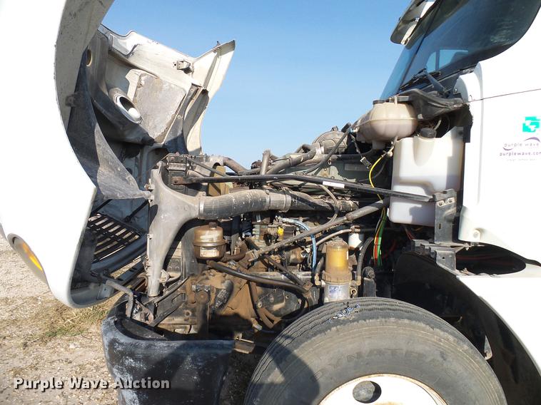 image for item DD8412 2004 Freightliner Columbia semi truck