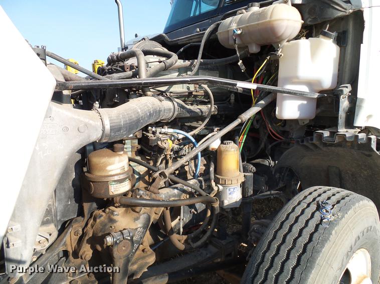 image for item DD8412 2004 Freightliner Columbia semi truck