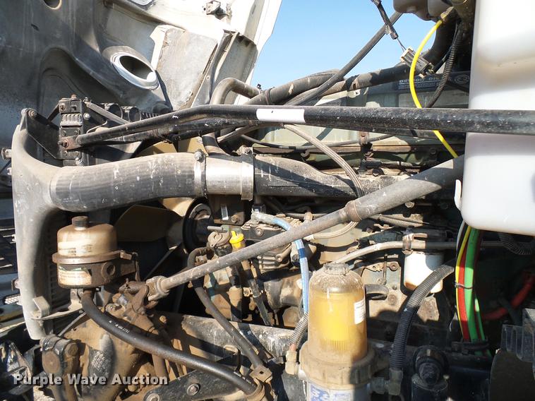 image for item DD8412 2004 Freightliner Columbia semi truck