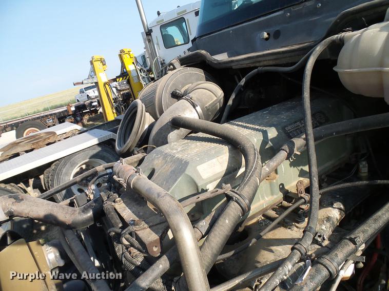 image for item DD8412 2004 Freightliner Columbia semi truck