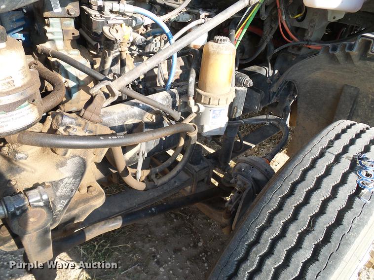 image for item DD8412 2004 Freightliner Columbia semi truck