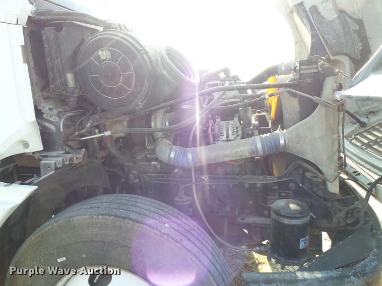 image for item DD8412 2004 Freightliner Columbia semi truck