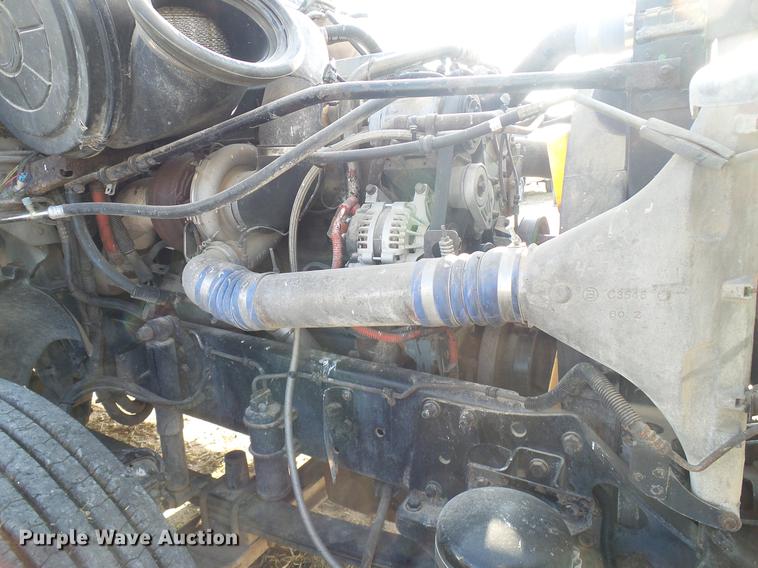 image for item DD8412 2004 Freightliner Columbia semi truck