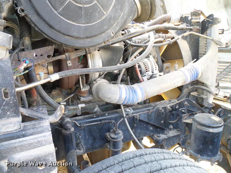 image for item DD8412 2004 Freightliner Columbia semi truck