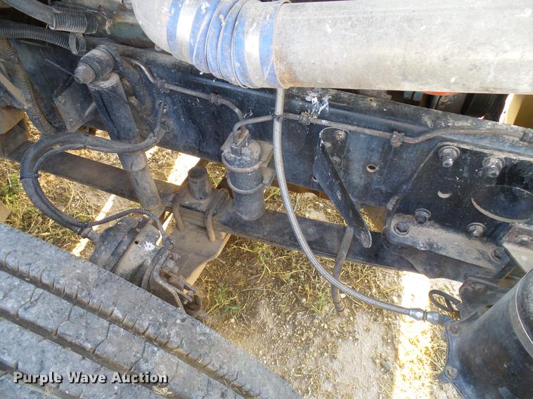 image for item DD8412 2004 Freightliner Columbia semi truck