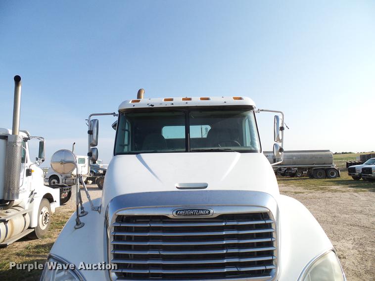 image for item DD8412 2004 Freightliner Columbia semi truck