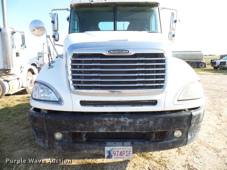image for item DD8412 2004 Freightliner Columbia semi truck