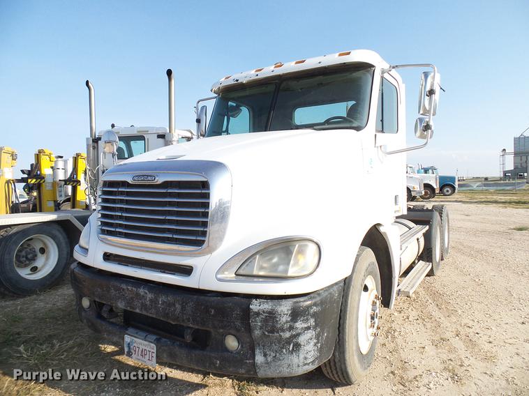 image for item DD8412 2004 Freightliner Columbia semi truck