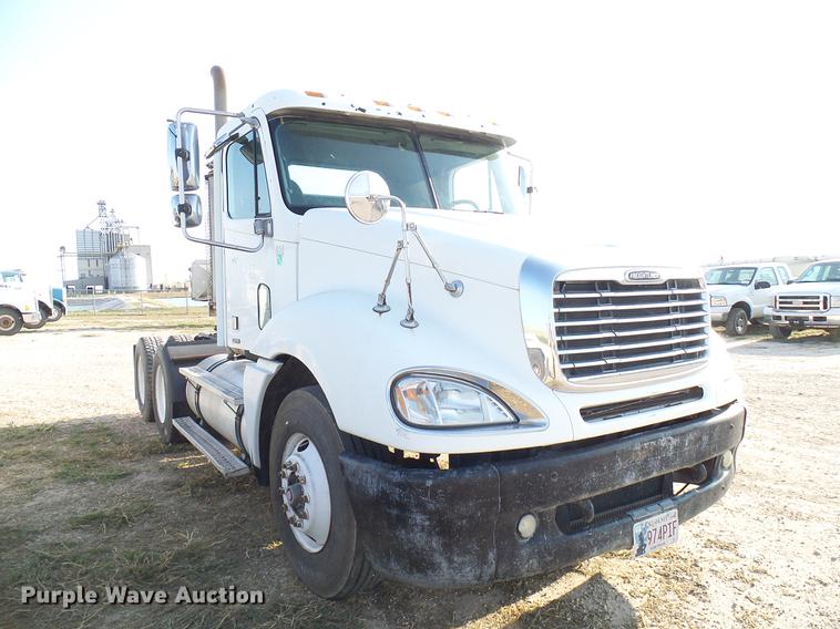 image for item DD8412 2004 Freightliner Columbia semi truck